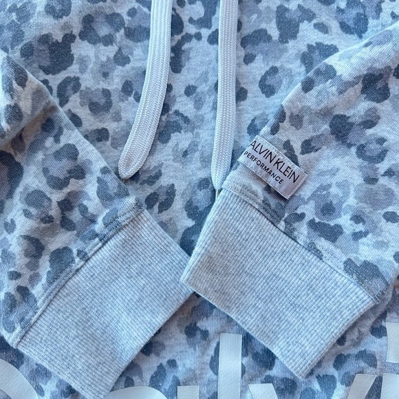 Calvin Klein Women’s Grey Leopard Cropped  Hoodie Sweatshirt Small - Picture 3 of 5